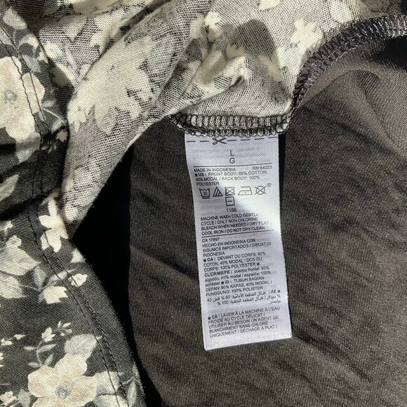Old Navy Women Blouse size L Floral Black & White ShortSleeve Glossy Back - Picture 6 of 8